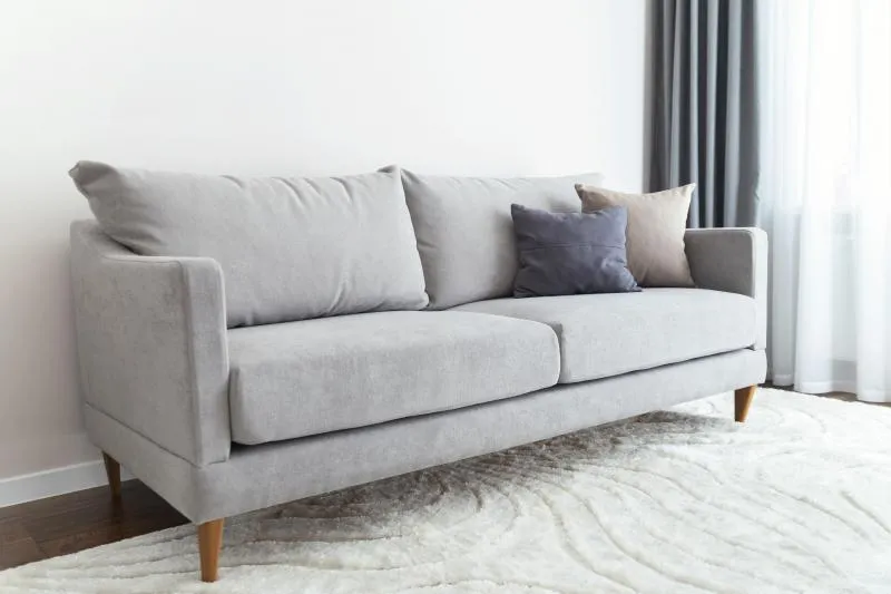 Sofá para quarto cor cinza com almofadas - anúncio teste
