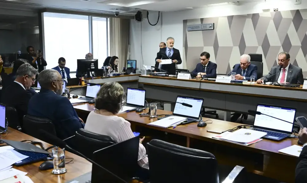CCJ do Senado aprova PEC que prevê fim da escala 6x1 no Brasil