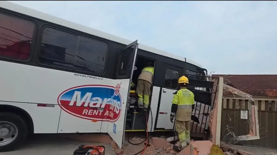 Motorista passa mal, perde o controle de micro-ônibus e fica preso às ferragens em Manaus