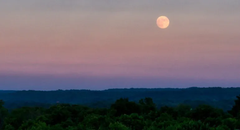 “Lua Rosa”: saiba o que é e como observar o fenômeno nesta quarta-feira (1º/4)