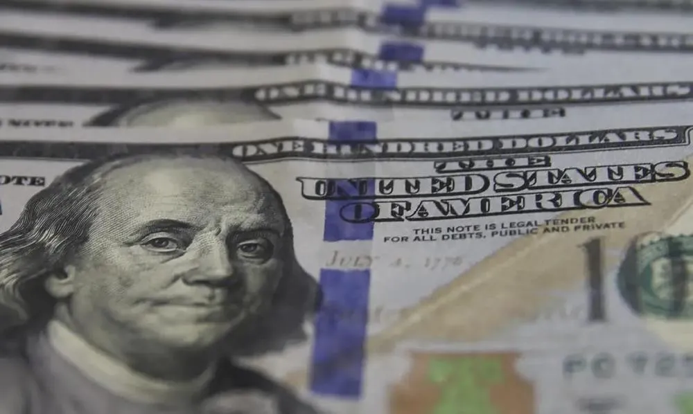 Dólar fecha abaixo de R$ 5 pela primeira vez em mais de dois anos