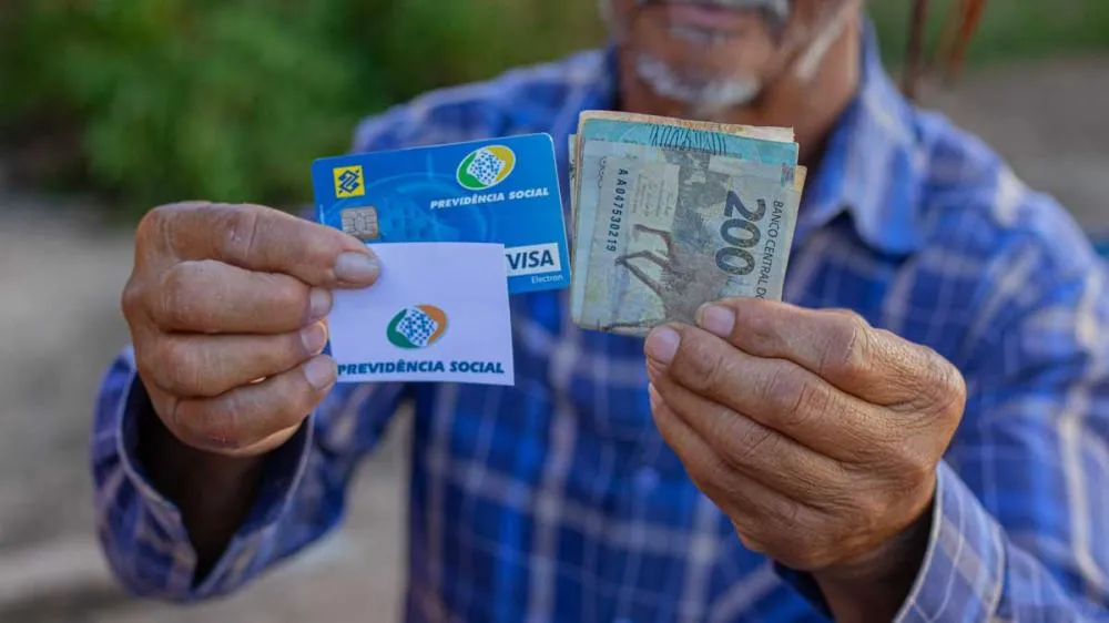 Aposentados e pensionistas do INSS podem consultar antecipação do 13º
