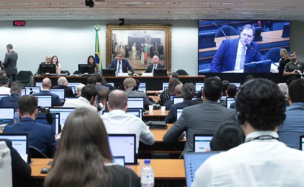 CCJ aprova proposta que pode acabar com escala de trabalho 6x1