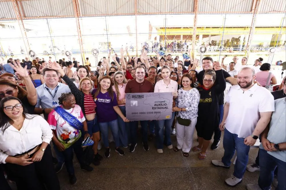 Na véspera do Dia das Mães, governador Roberto Cidade entrega 983 cartões do Auxílio Estadual para mulheres da capital