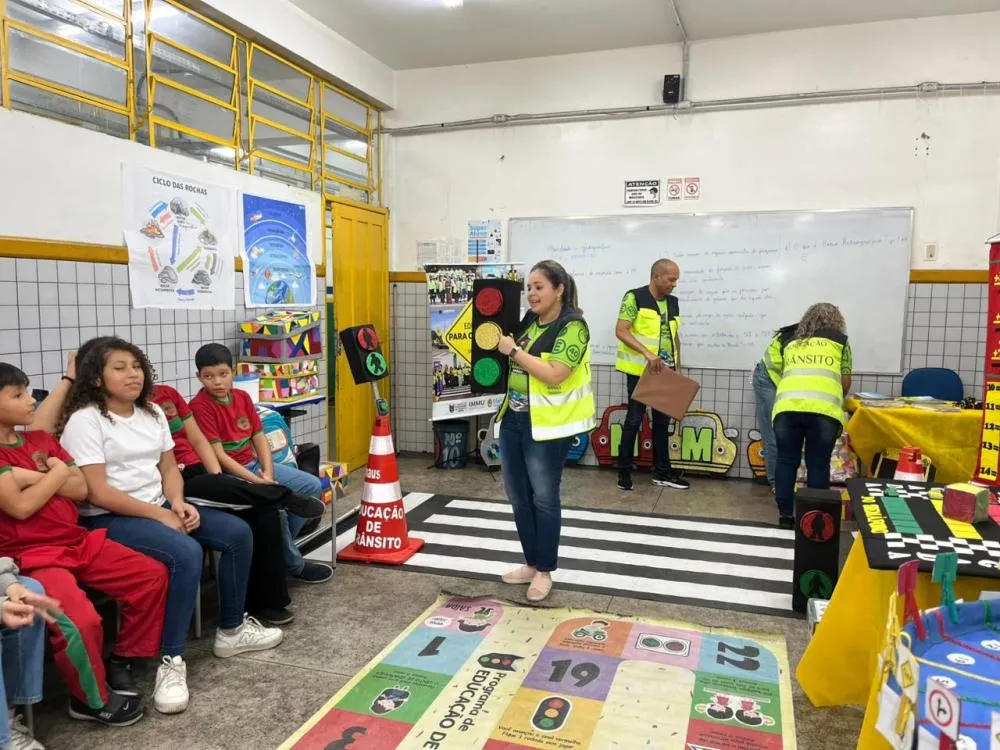 Alunos aprendem regras de trânsito em ação da Prefeitura de Manaus