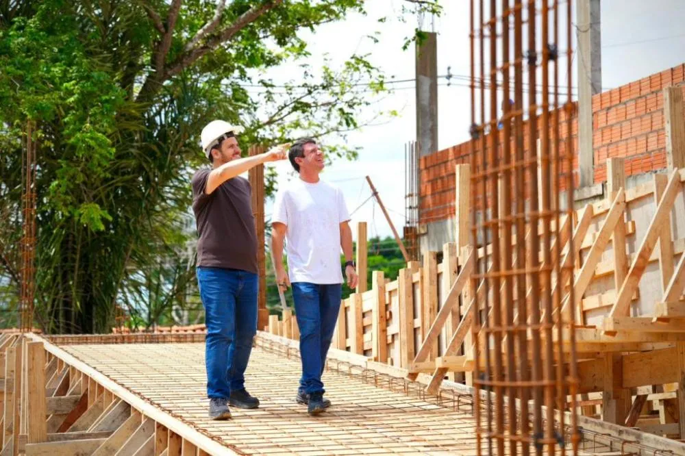 Prefeito Renato Junior fiscaliza obras da nova USF de Flores que será referência para mais de 66 mil famílias