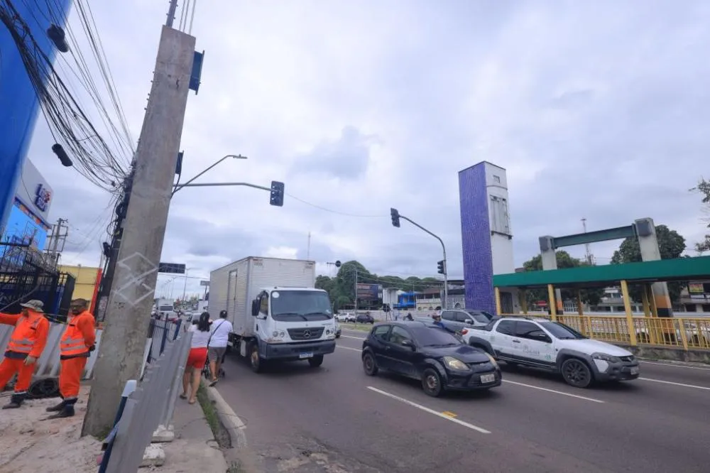 Prefeitura de Manaus informa interdição temporária da plataforma de ônibus Santos Dumont para avanço das obras da nova passarela 