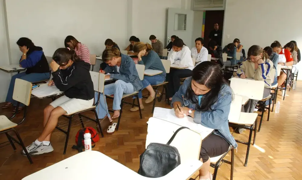 Mensalidades do ensino superior privado caem 4,3% em 2026