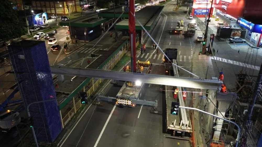 Prefeitura de Manaus realiza operação de implantação de vigas da nova passarela da avenida Torquato Tapajós