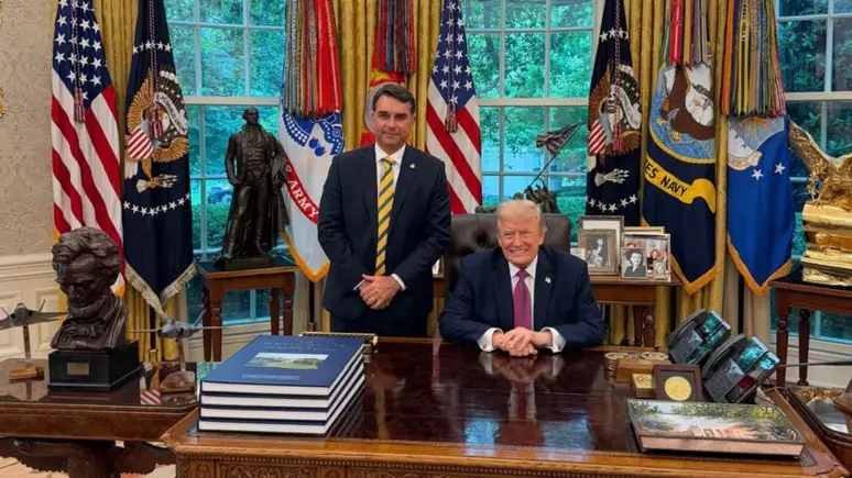 Flávio Bolsonaro se reúne com Trump nos EUA