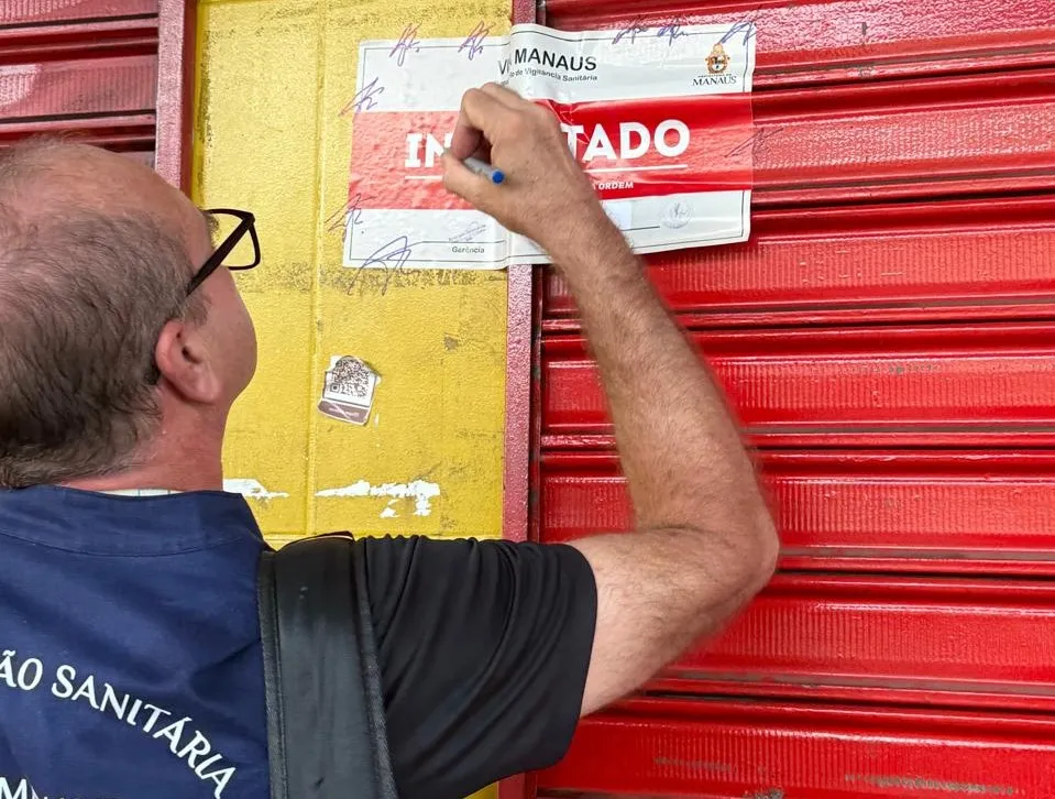 Visa Manaus interdita supermercado na zona Leste por alimentos descongelados e infestação de insetos