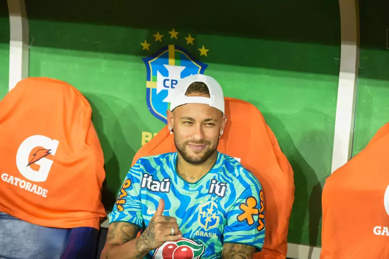 Exame de Neymar mostra evolução em lesão e jogador seguirá tratamento médico 