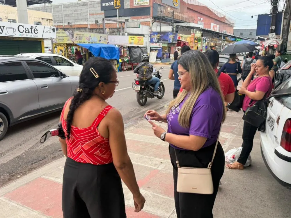 Prefeitura de Manaus promove blitz educativa no bairro Manoa para conscientizar população sobre o combate à violência contra a pessoa idosa