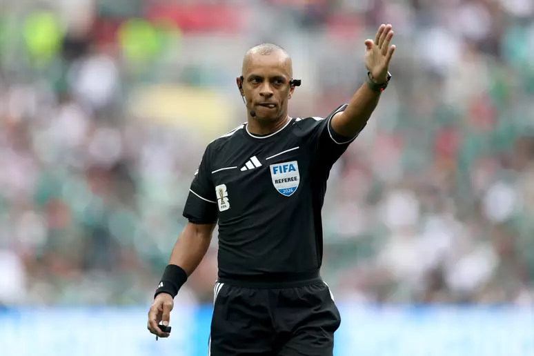 Recorde de expulsões em estreia e inglês criticado: árbitro brasileiro é o protagonista da abertura da Copa