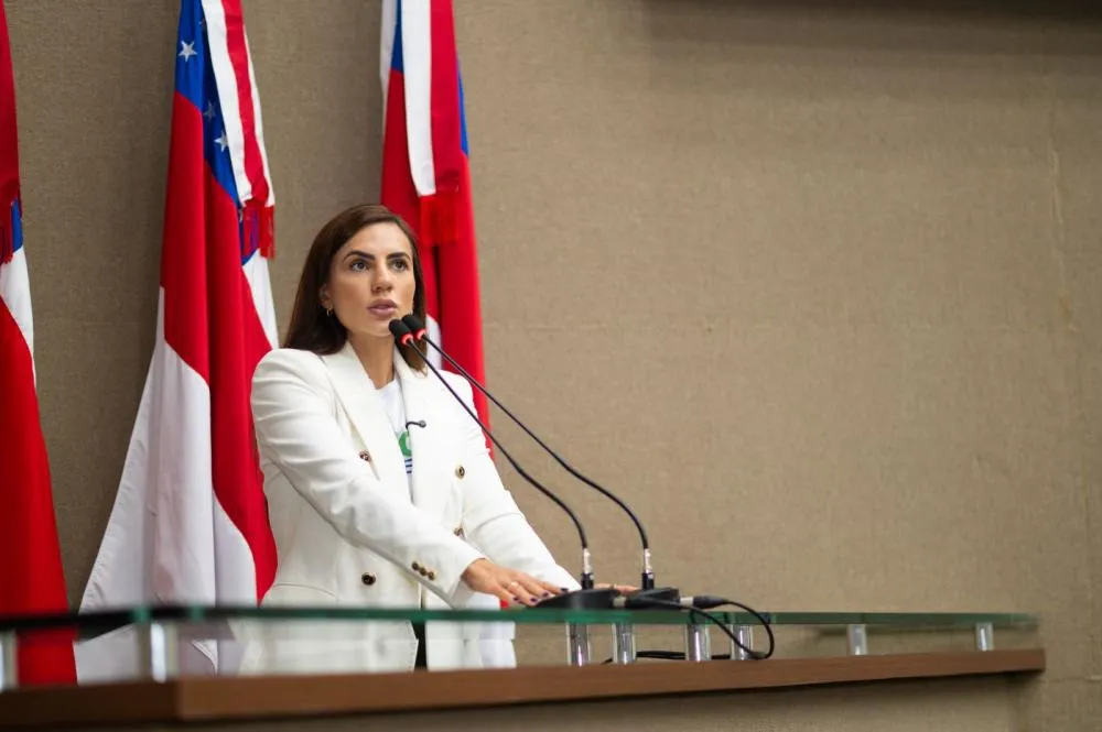 Na tribuna da Aleam, Débora Menezes defende homeschooling, aponta falhas do ensino público e cobra votação urgente do PL 3.179/2012 no Senado