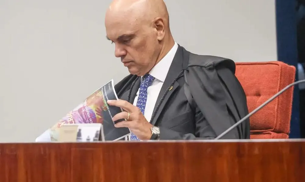 Moraes dá 24 horas para Bolsonaro explicar arma apreendida durante fiscalização