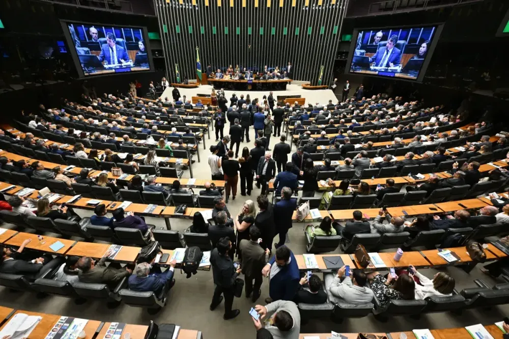 Câmara: governo retira urgência do fim da escala 6x1 e destrava pauta