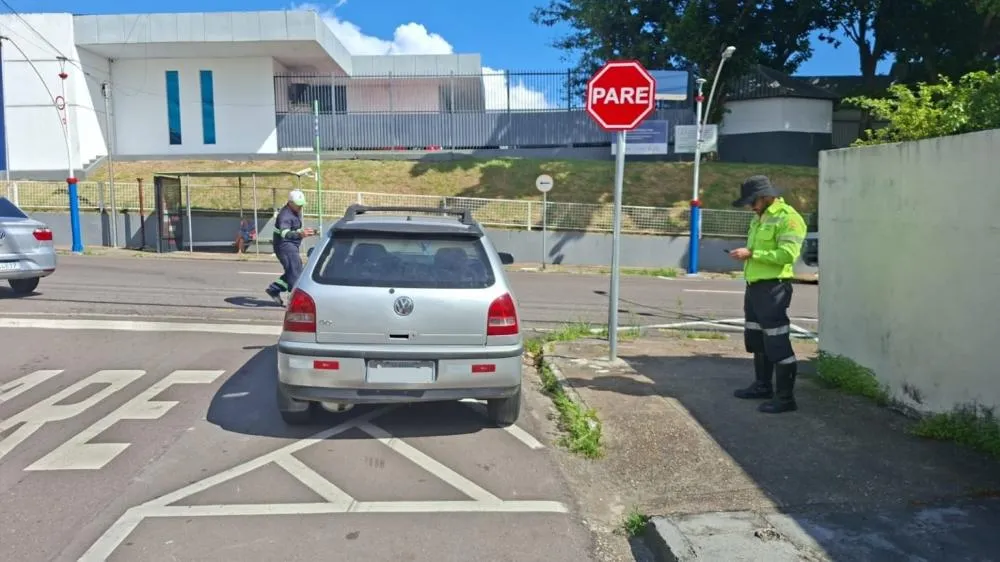 Veículos abandonados e estacionamento irregular são alvo de fiscalização da Prefeitura de Manaus