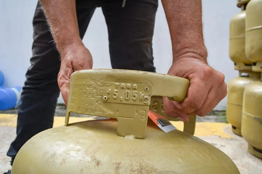 Pesquisa do Procon Manaus aponta aumento de até 3,36% no gás de cozinha de 13 quilos e redução de 1,25% na botija de 8 quilos em junho