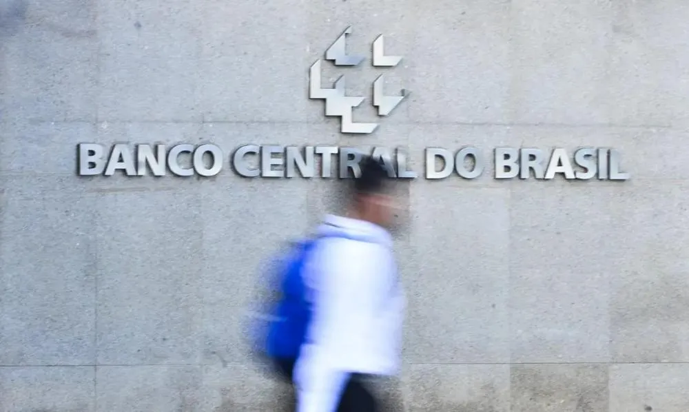 Juros cobrados das famílias chegam a 64% ao ano e encarecem o crédito, diz Banco Central
