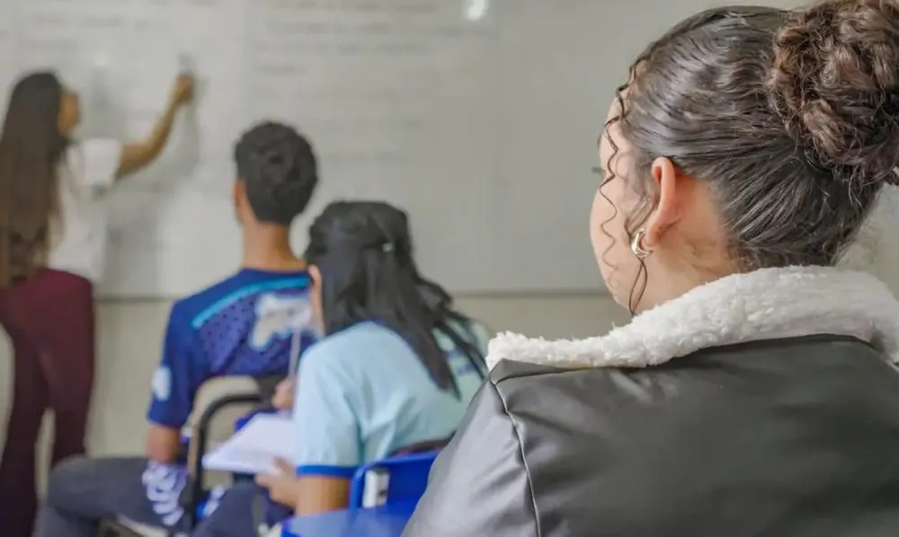 Pesquisa revela que gravidez na adolescência reduz oportunidades de estudo, trabalho e autonomia das meninas