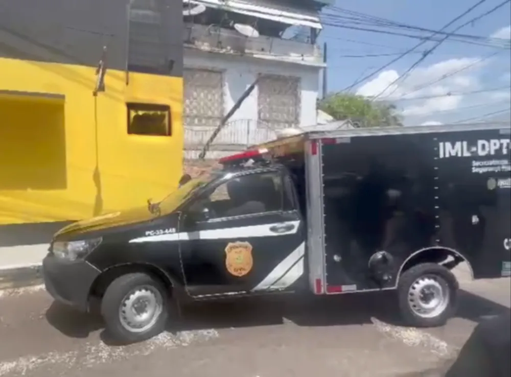 ATENÇÃO, IMAGENS FORTES: Triplo homicídio é registrado em Manaus; mulher fica gravemente ferida