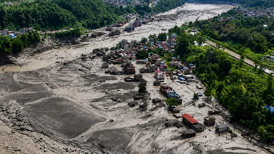 Nepal: mais de 330 mortos e mil desaparecidos