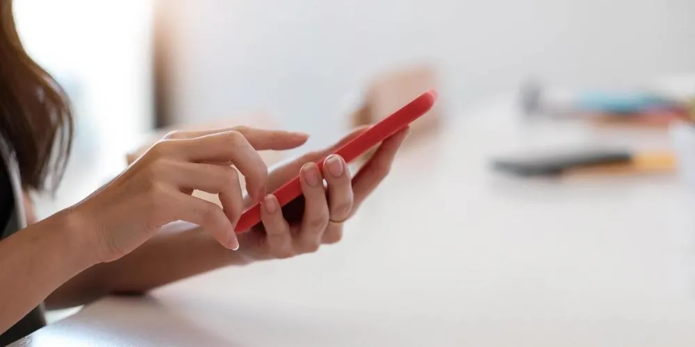 Mulher é agredida pelo companheiro após questioná-lo sobre mensagens no celular, em Manaus